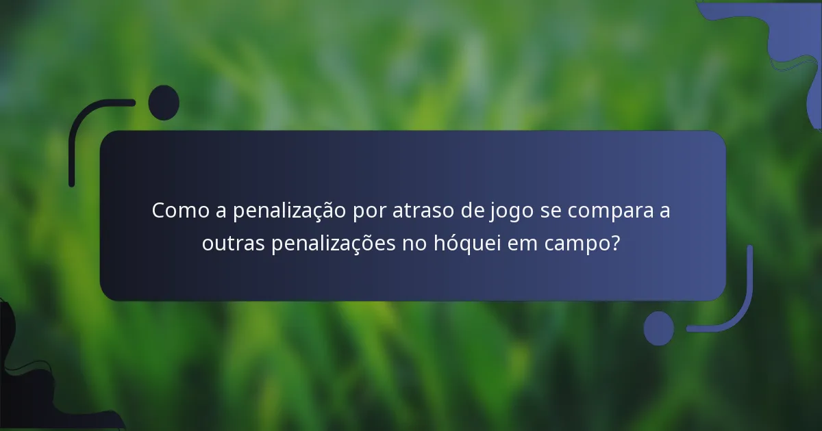Como a penalização por atraso de jogo se compara a outras penalizações no hóquei em campo?